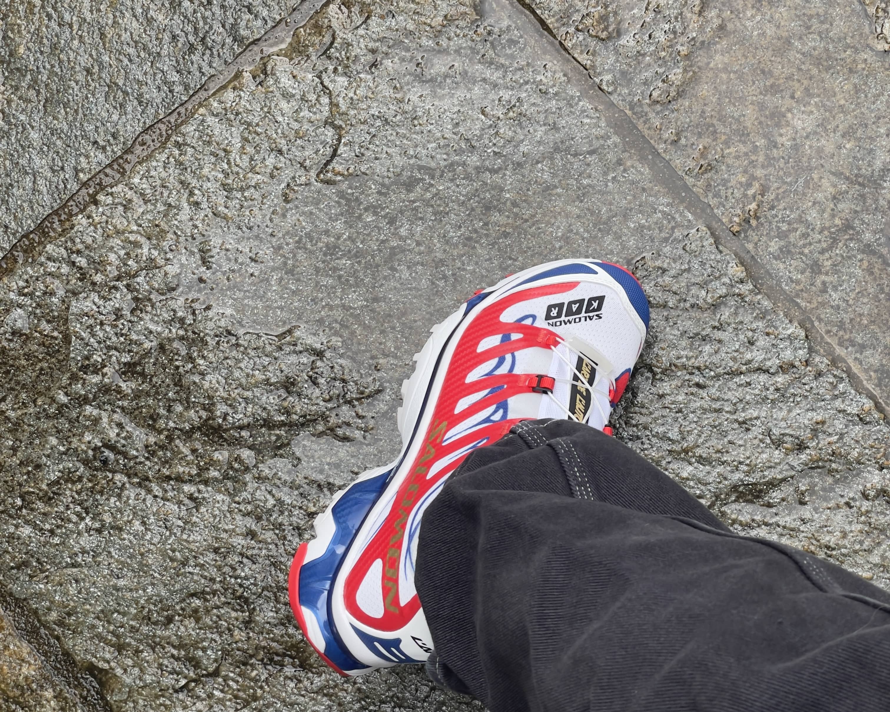 Photo d'une paire de salomon rouge blanche et bleue pour la page d'accueil