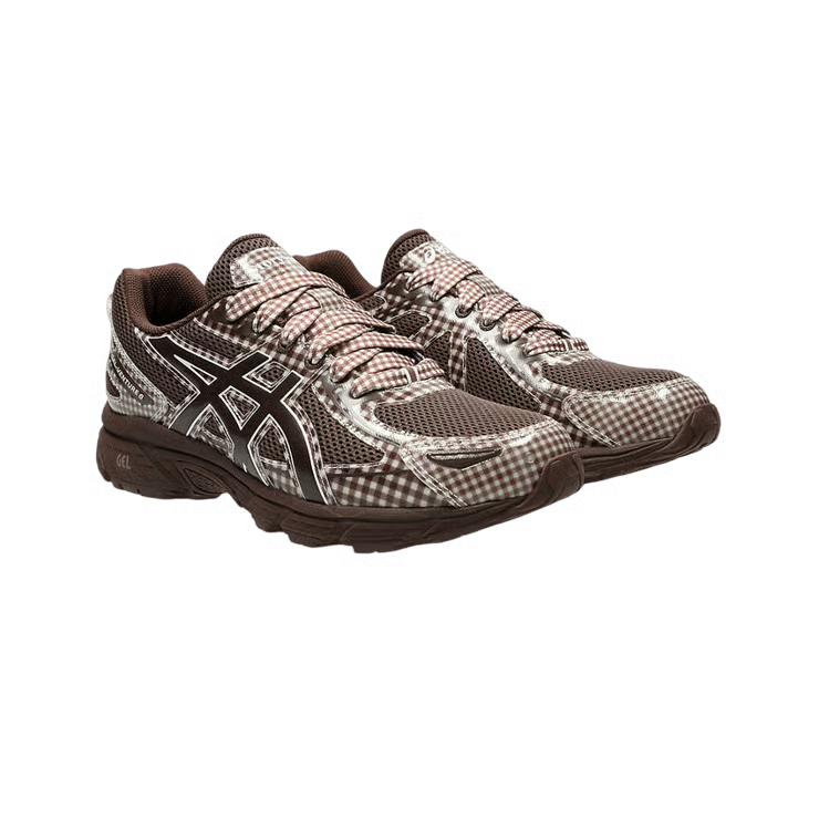 Détail de la ASICS Gel-Venture 6 Story mfg. Reddish Brown Gingham montrant les finitions premium et la texture du mesh