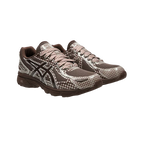 Détail de la ASICS Gel-Venture 6 Story mfg. Reddish Brown Gingham montrant les finitions premium et la texture du mesh