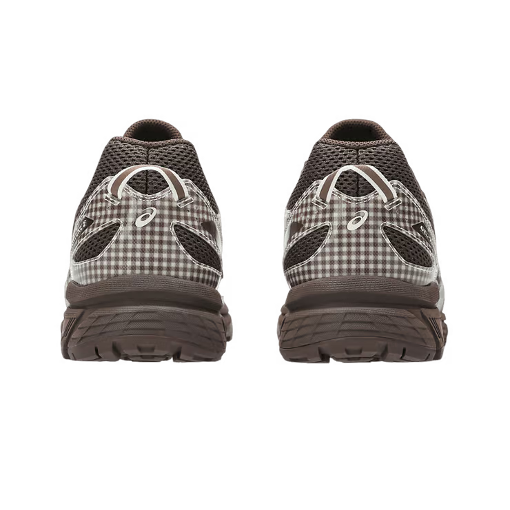 ASICS x Story mfg. Gel-Venture 6 Reddish Brown Gingham portée aux pieds, soulignant son style unique et son design outdoor.