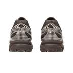 ASICS x Story mfg. Gel-Venture 6 Reddish Brown Gingham portée aux pieds, soulignant son style unique et son design outdoor.