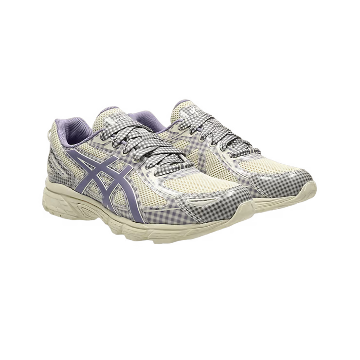 Détail de la ASICS Gel-Venture 6 Story mfg. Vanilla Violet Quartz Gingham mettant en avant les finitions Gingham et matériaux premium.