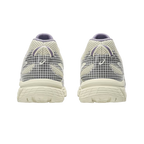 ASICS x Story mfg. Gel-Venture 6 Vanilla Violet Quartz Gingham portée aux pieds, illustrant son look original et ses tons doux.