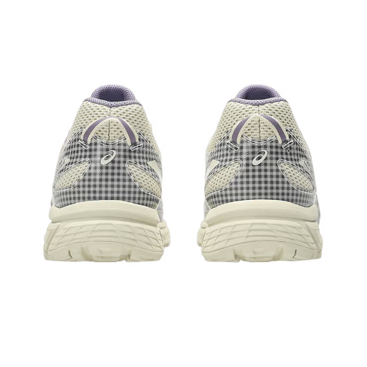 ASICS x Story mfg. Gel-Venture 6 Vanilla Violet Quartz Gingham portée aux pieds, illustrant son look original et ses tons doux.